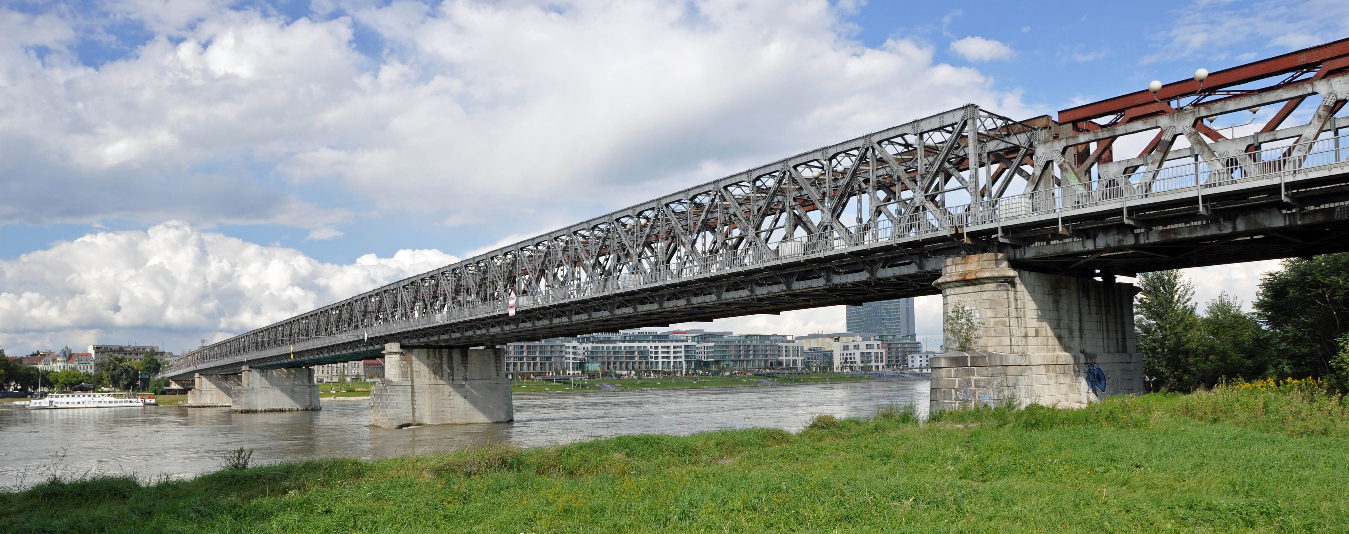 Bratislava má konečne 5 mostov: Starý most je už otvorený pre peších a cyklistov