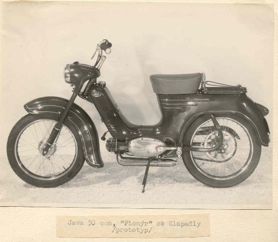 15 prazsky moped tvariaci sa ako Pionier 555