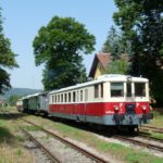 Nostalgický vlak na čele s motorovým vozňom M 262.004 na konečnej stanici v Brezovej pod Bradlom